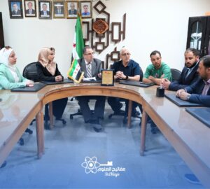 جلسة نقاشية رسمية بين عمادة الكلية وممثلي مفاتيح العلوم في جامعة دمشق.