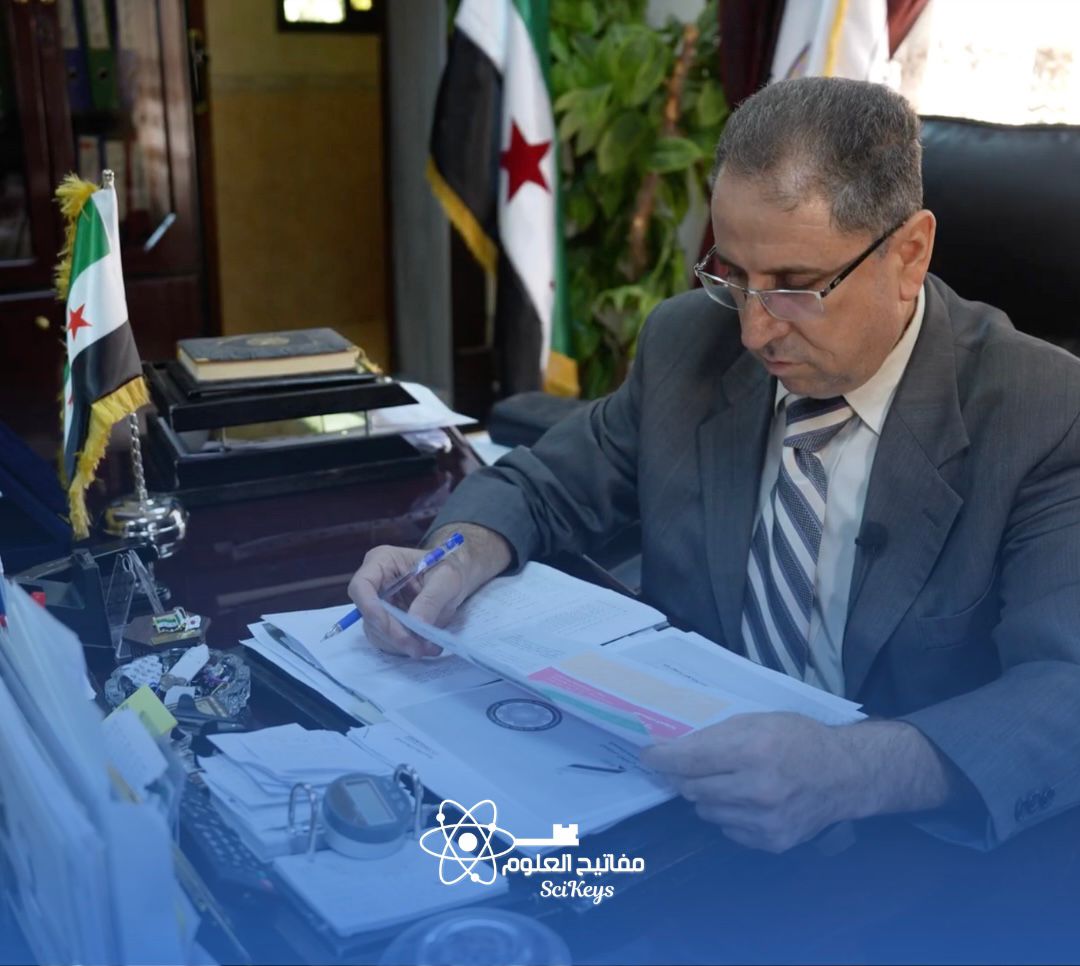 الدكتور مهلب داود، عميد كلية الهندسة الميكانيكية والكهربائية بجامعة دمشق، خلال فعالية افتتاح مكتب مفاتيح العلوم.