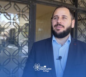 المهندس وسام الشيخ، عضو مجلس إدارة جمعية مفاتيح العلوم (SciKeys)، يتحدث خلال حفل افتتاح مكتب مفاتيح العلوم.