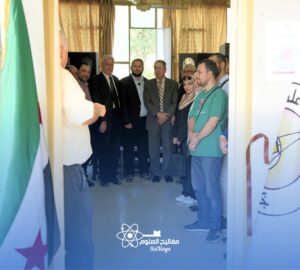 الحضور يتفقدون مكتب مفاتيح العلوم الجديد في كلية الهندسة الميكانيكية والكهربائية.