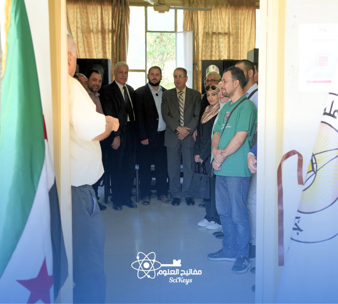 الحضور يتفقدون مكتب مفاتيح العلوم الجديد في كلية الهندسة الميكانيكية والكهربائية.