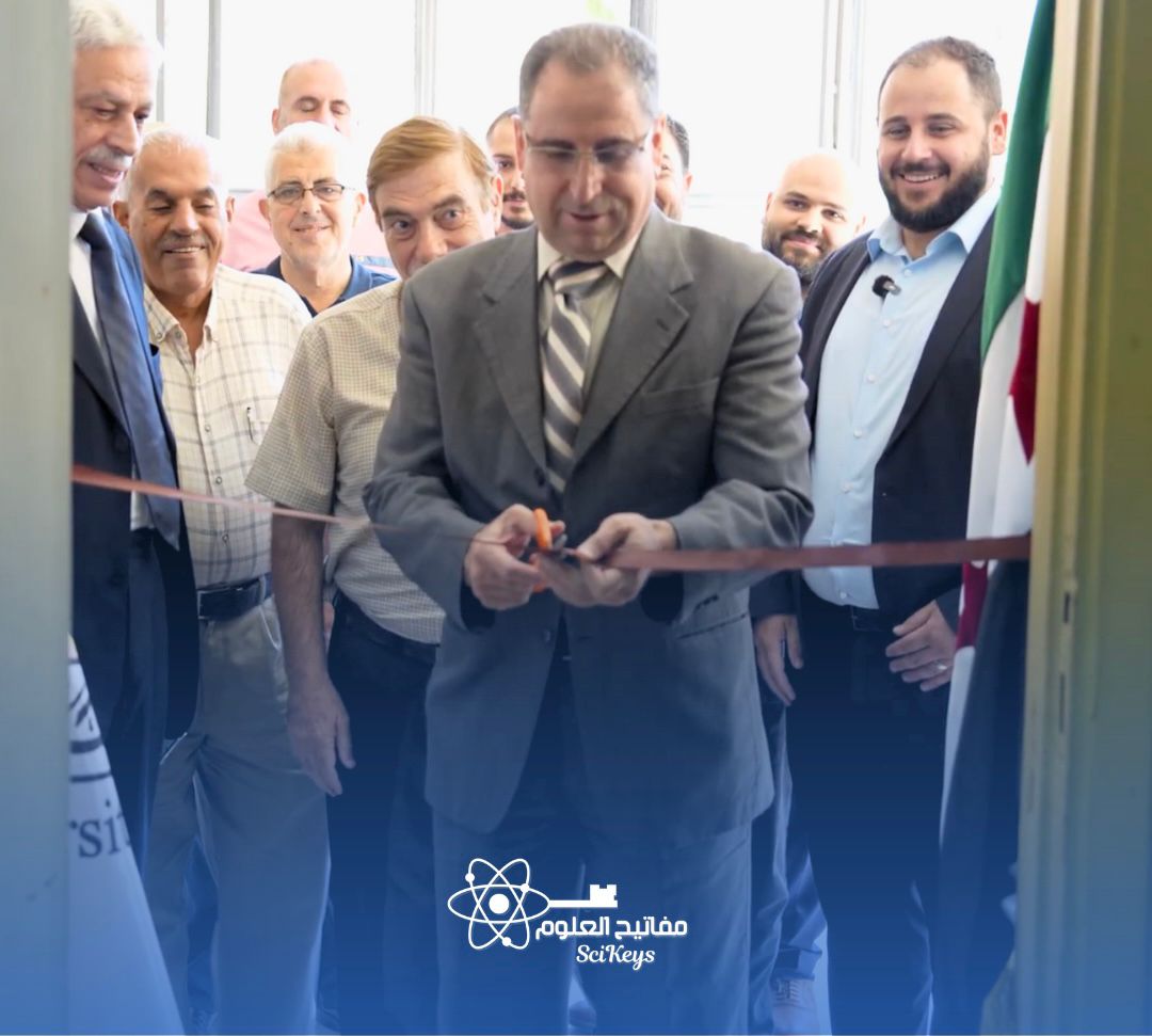 عميد الكلية يقطع الشريط إيذاناً بـ افتتاح مكتب مفاتيح العلوم الرسمي في كلية الهندسة الميكانيكية والكهربائية.