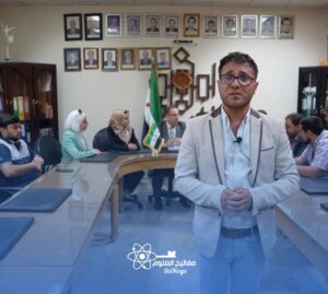 المصور علي أبو المجد أثناء تغطية حفل افتتاح مكتب مفاتيح العلوم في جامعة دمشق.